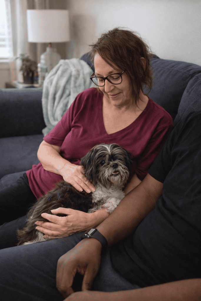 Frau Haustiere kleine Hund auf couch. Komfort und Geselligkeit drinnen.
