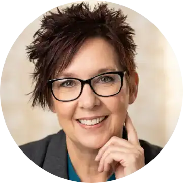 Professionelle Frau mit Brille lächelt. App Monetarisierungsstrategien Experte.
