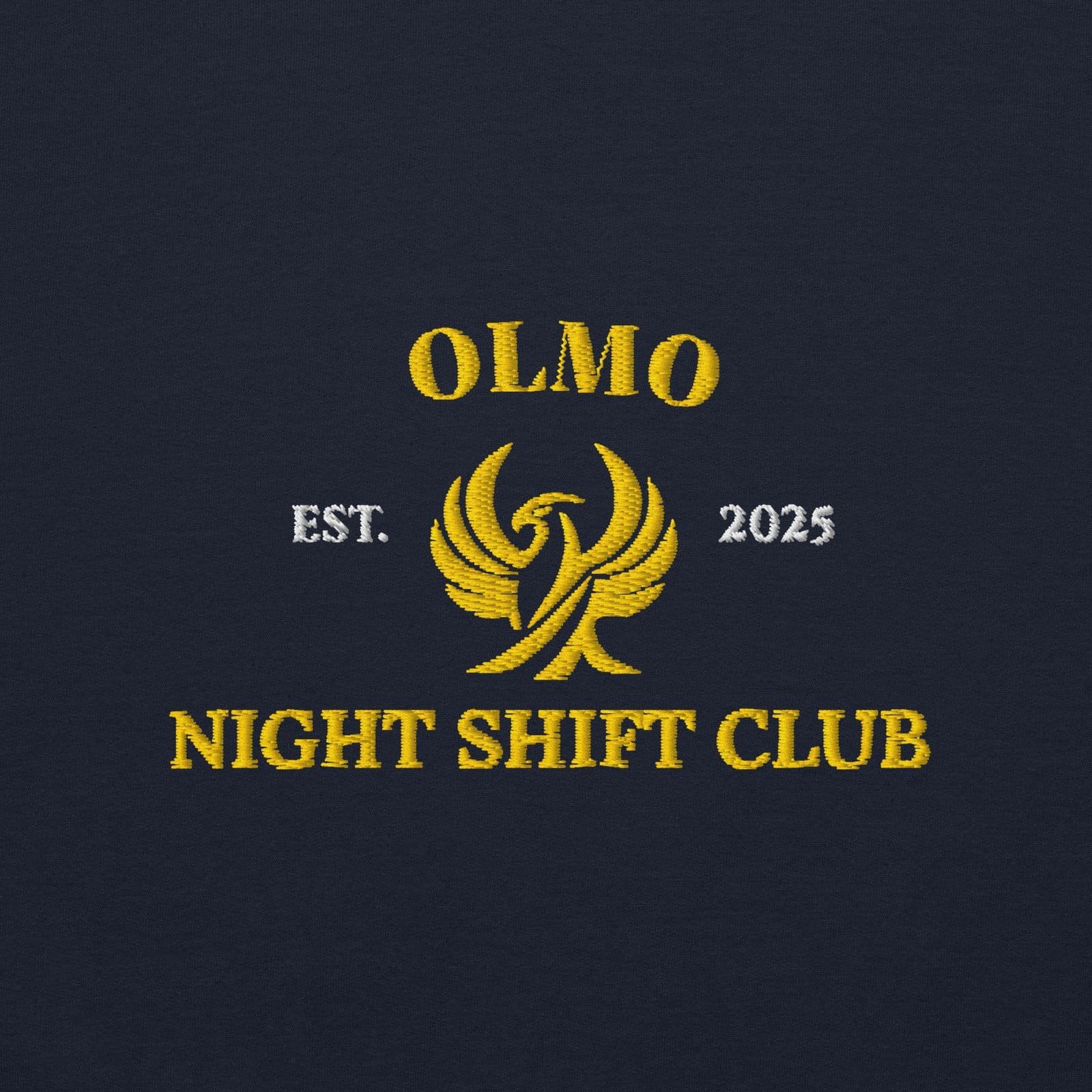 Logo brodé OLMO lux sur sweat NIGHT SHIFT CLUB, parfait pour un look sophistiqué et tendance.
