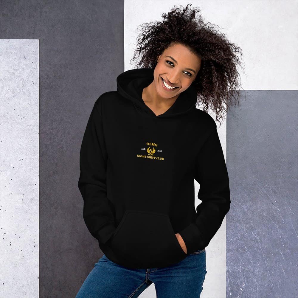 Femme portant un sweat à capuche noir avec logo OLMO lux, parfait pour un look décontracté et tendance.