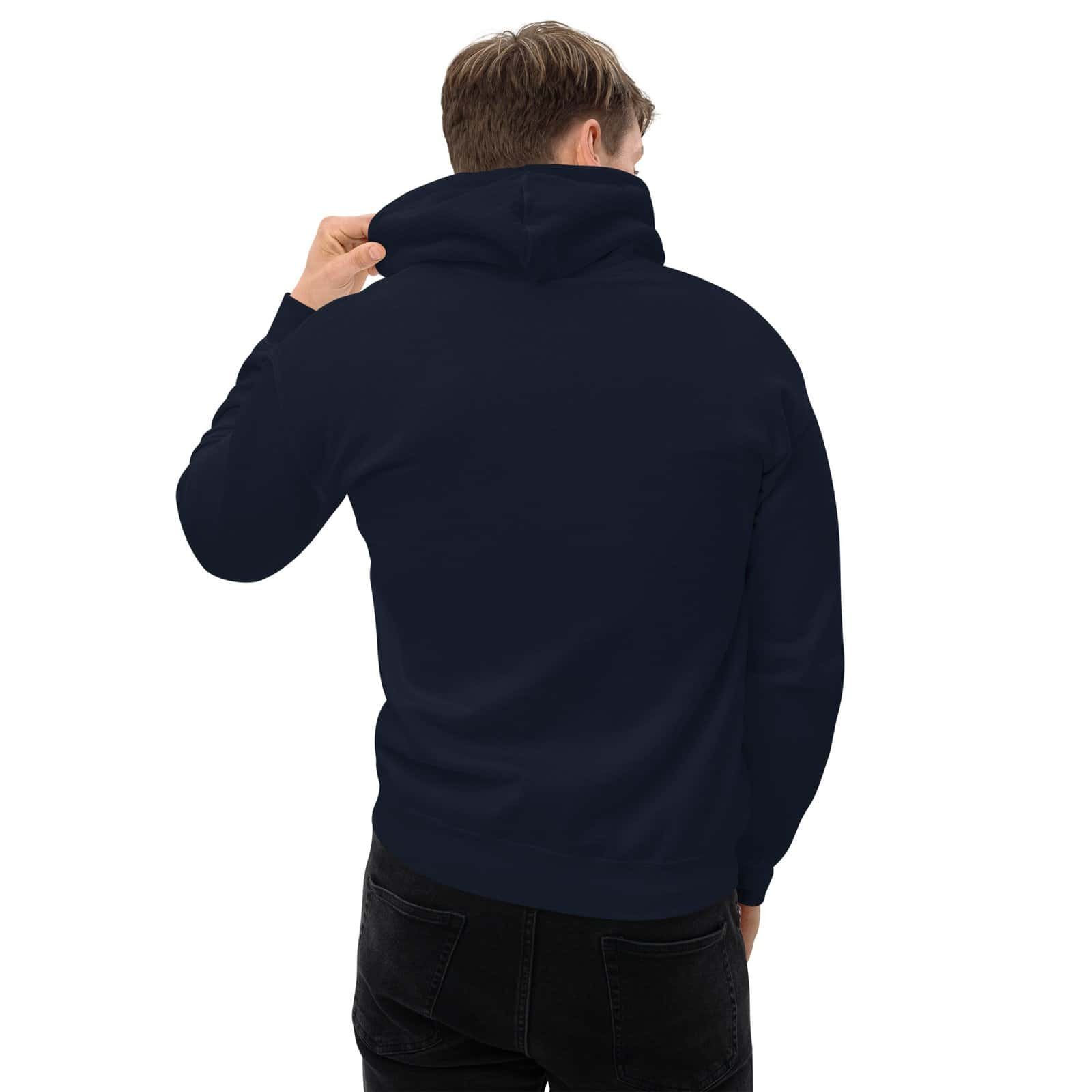 Homme portant un sweat à capuche sombre brodé, style urbain et tendance. Parfait pour un look décont.