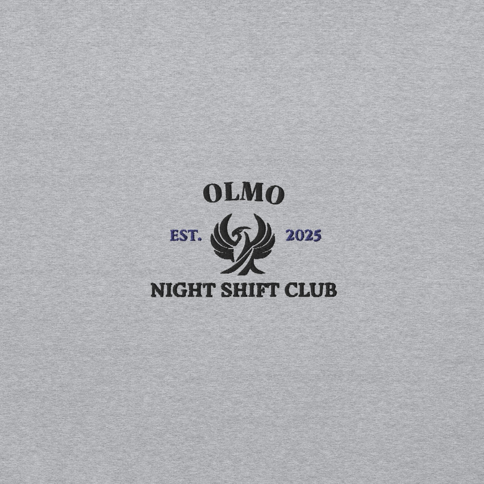 Sweat à capuche brodé Night Shift Club, idéal pour un look streetwear moderne, alliant confort et style avec un design unique.