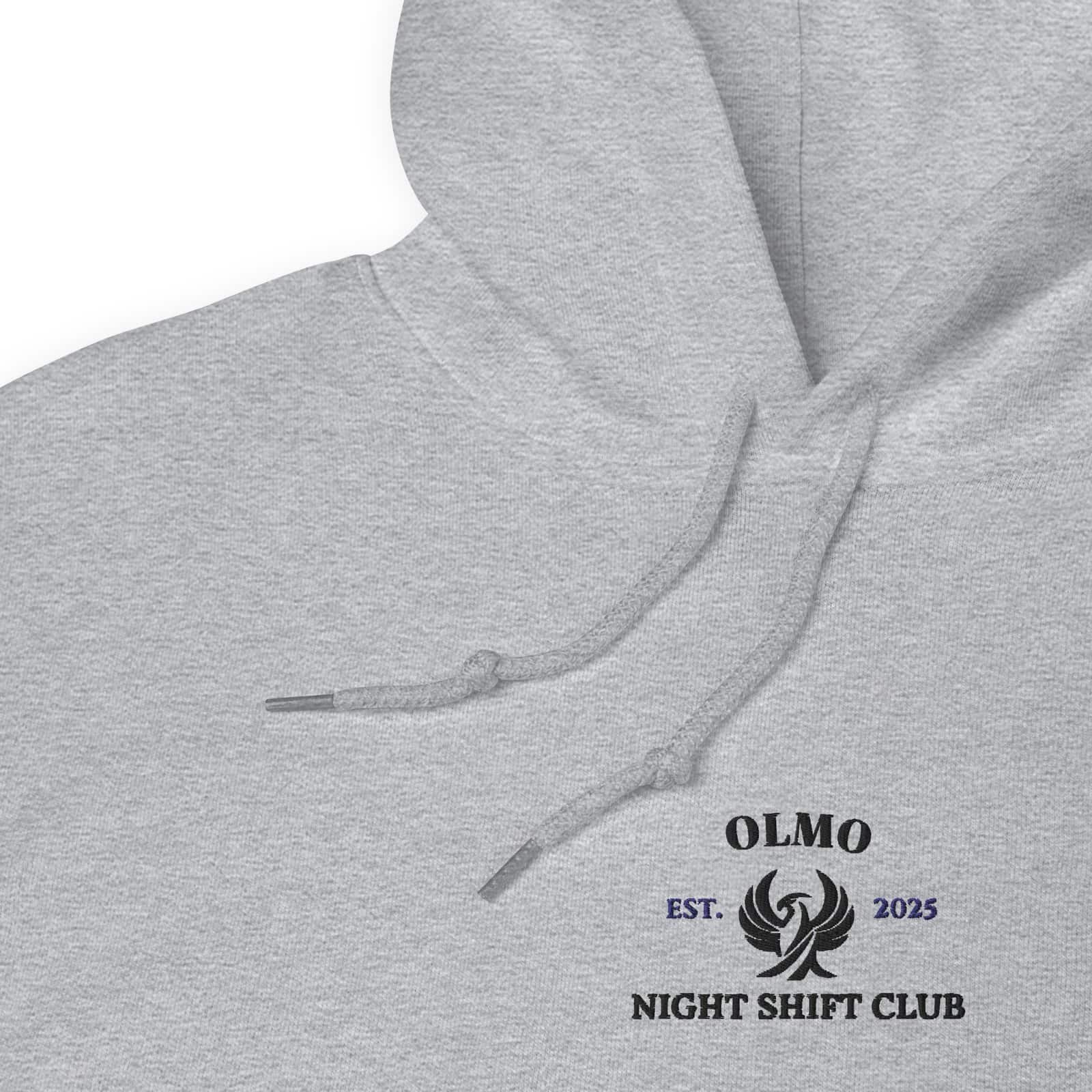 Sweat à capuche gris clair brodé Night Shift Club avec logo OLMO lux, inspiré de l’art de porter l’infini.