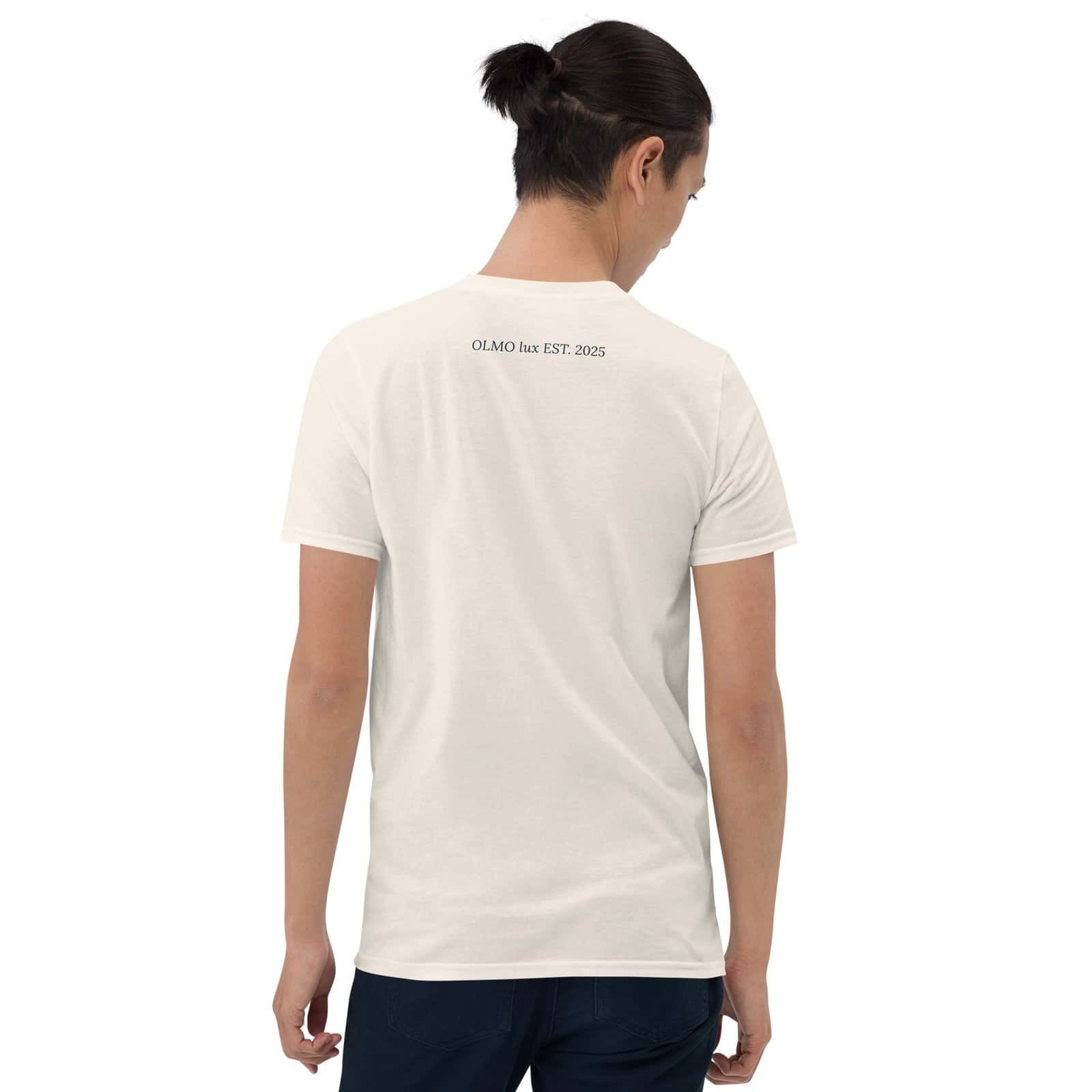 T-shirt blanc brodé noir avec logo OLMO lux, style élégant et moderne.