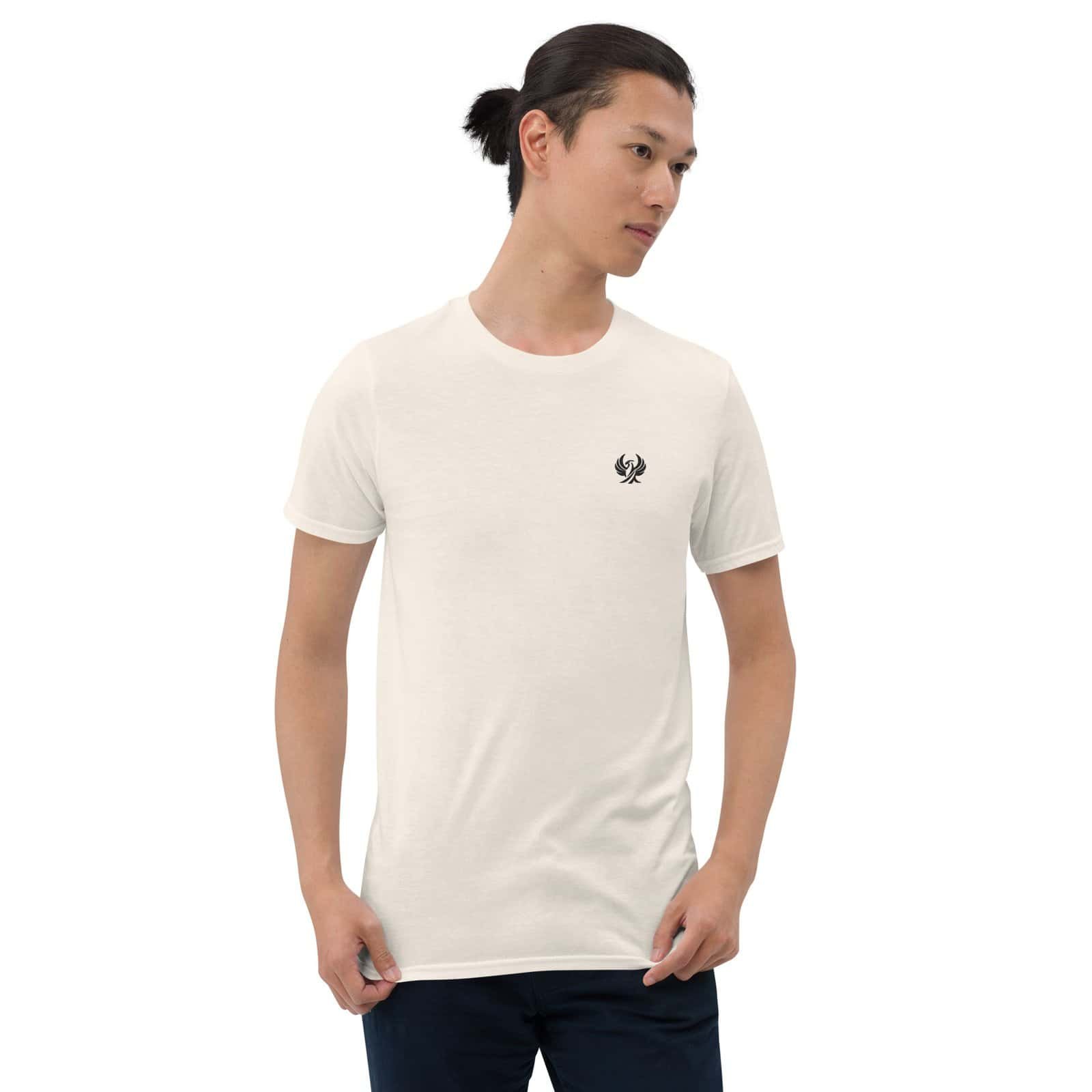 T-shirt signature en coton Ecru avec broderie noire, alliant élégance et confort, parfait pour un style sophistiqué et responsable.