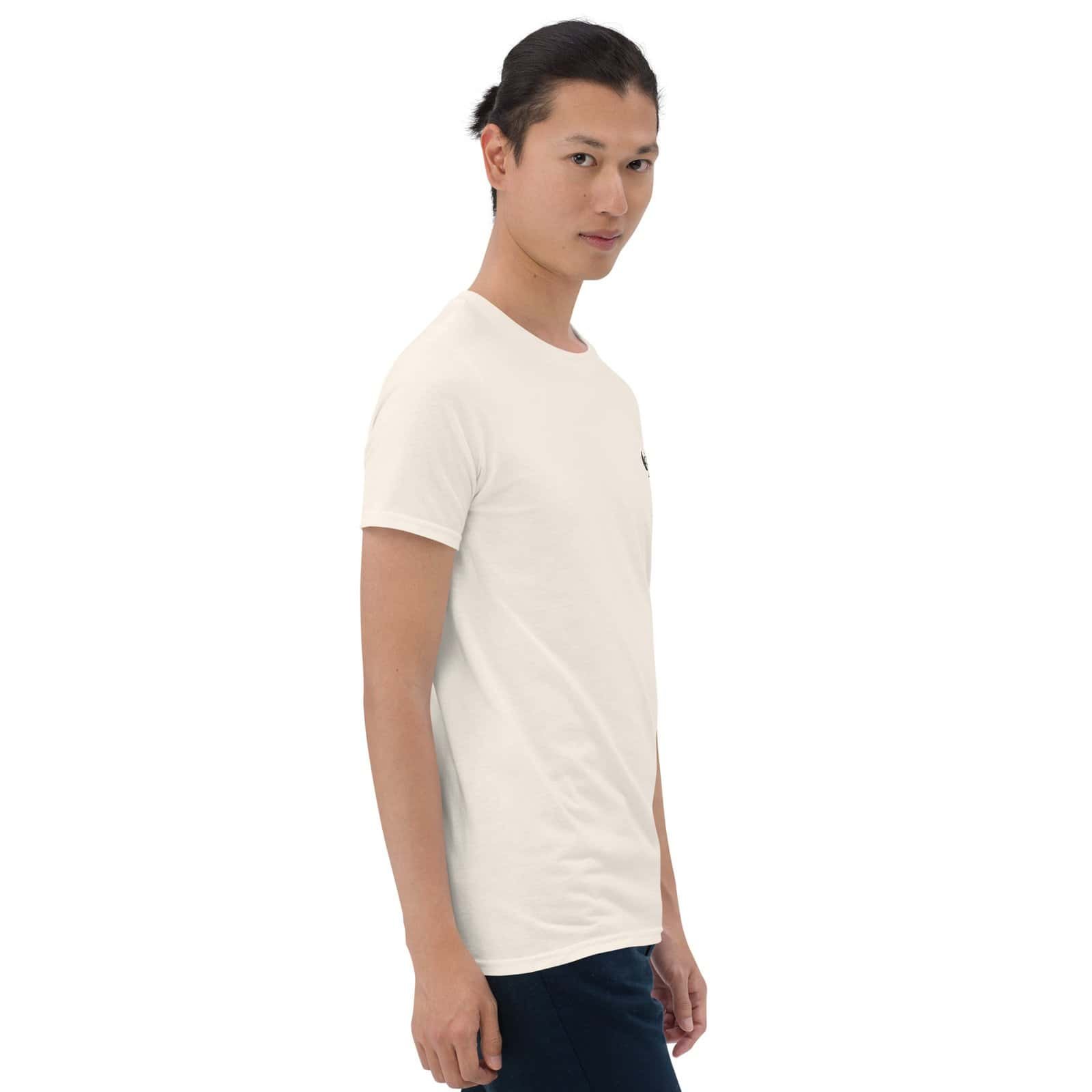 T-shirt brodé noir en ecru, design élégant et artisanal, parfait pour un style sophistiqué et intemp.