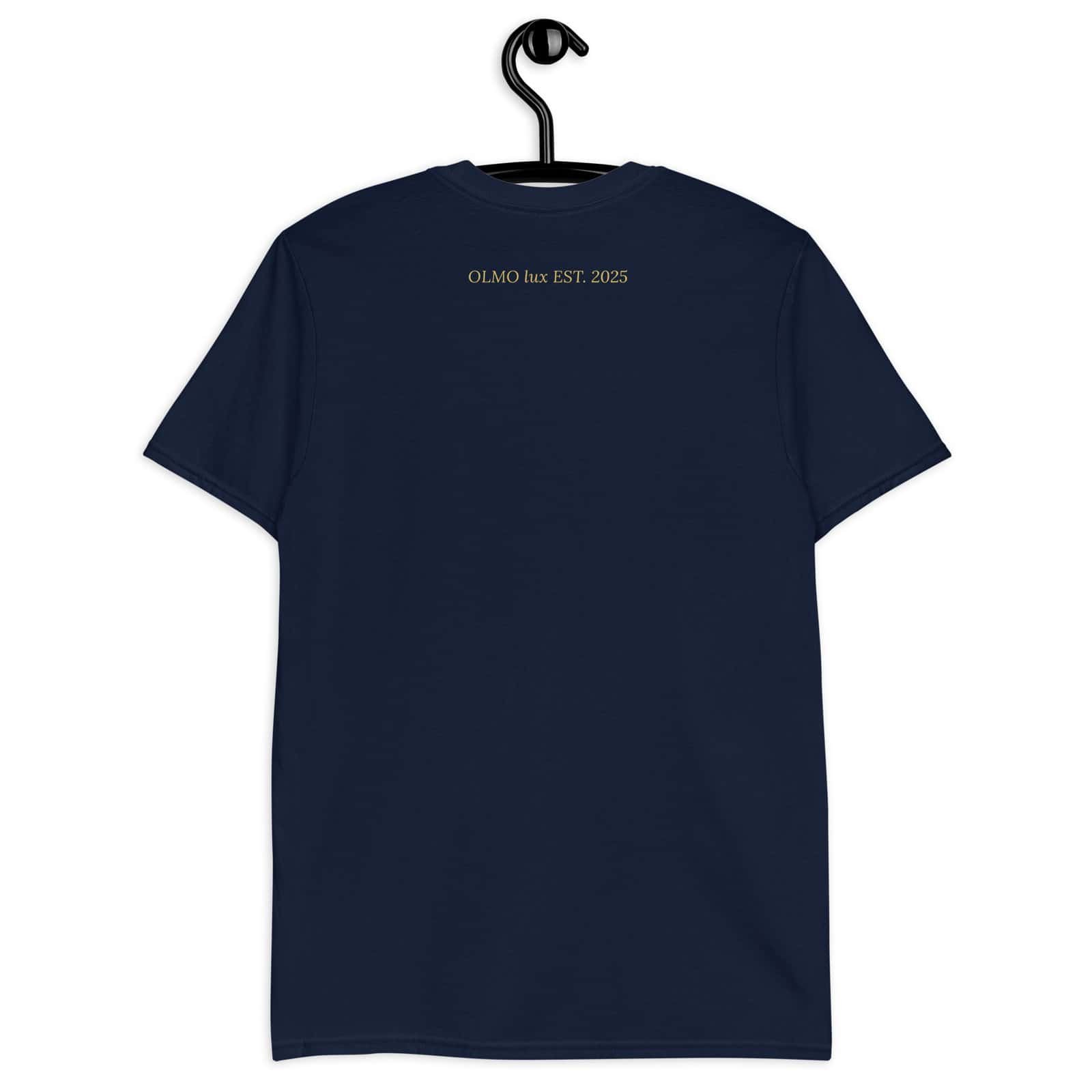 T-shirt marine brodé avec logo OLMO lux, style élégant et intemporel.