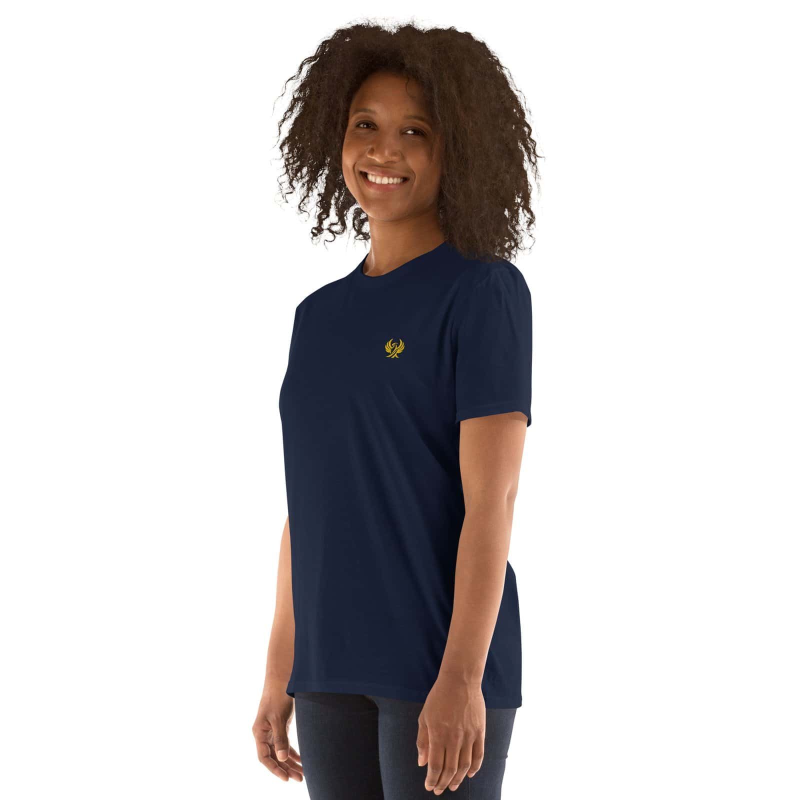 T-shirt signature OLMO lux Marine brodé, parfait pour un look sophistiqué et décontracté, mettant en valeur l’art de porter l’infini.