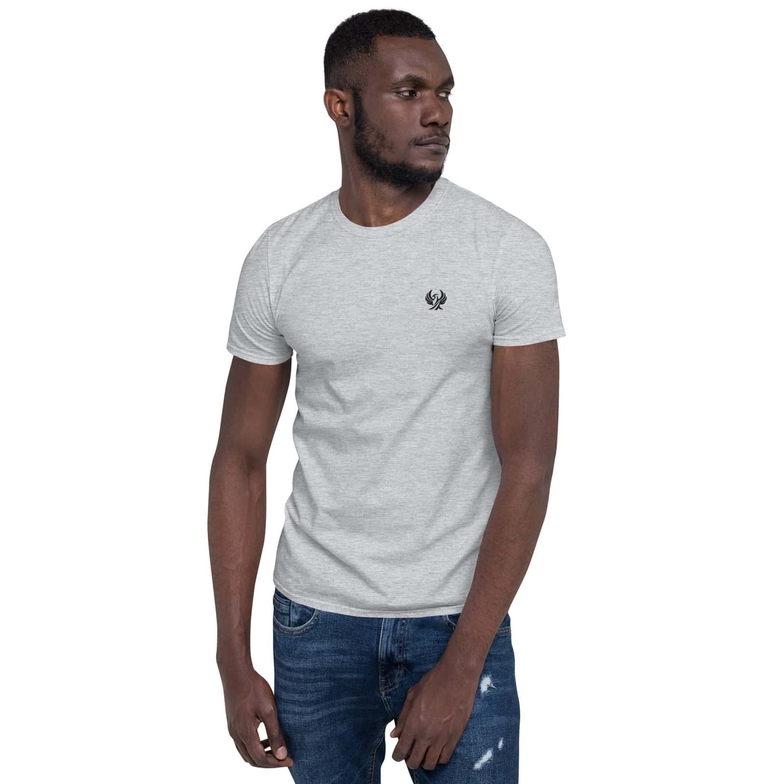 Légende de l'image : Homme portant un T-shirt gris brodé noir de la collection OLMO lux, symbole de style et d'élégance.