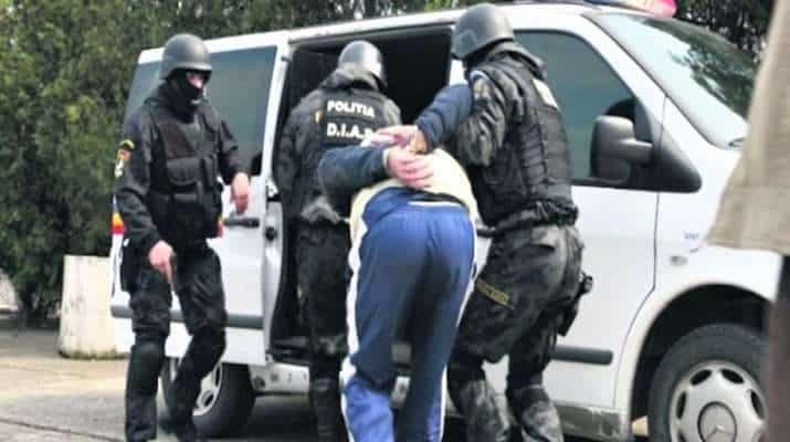 arestat politie mascati 715x400 1