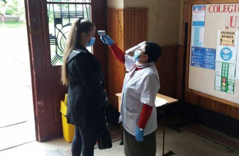 in harghita elevii intorsi la scoala au fost intampinati de medici si asistente