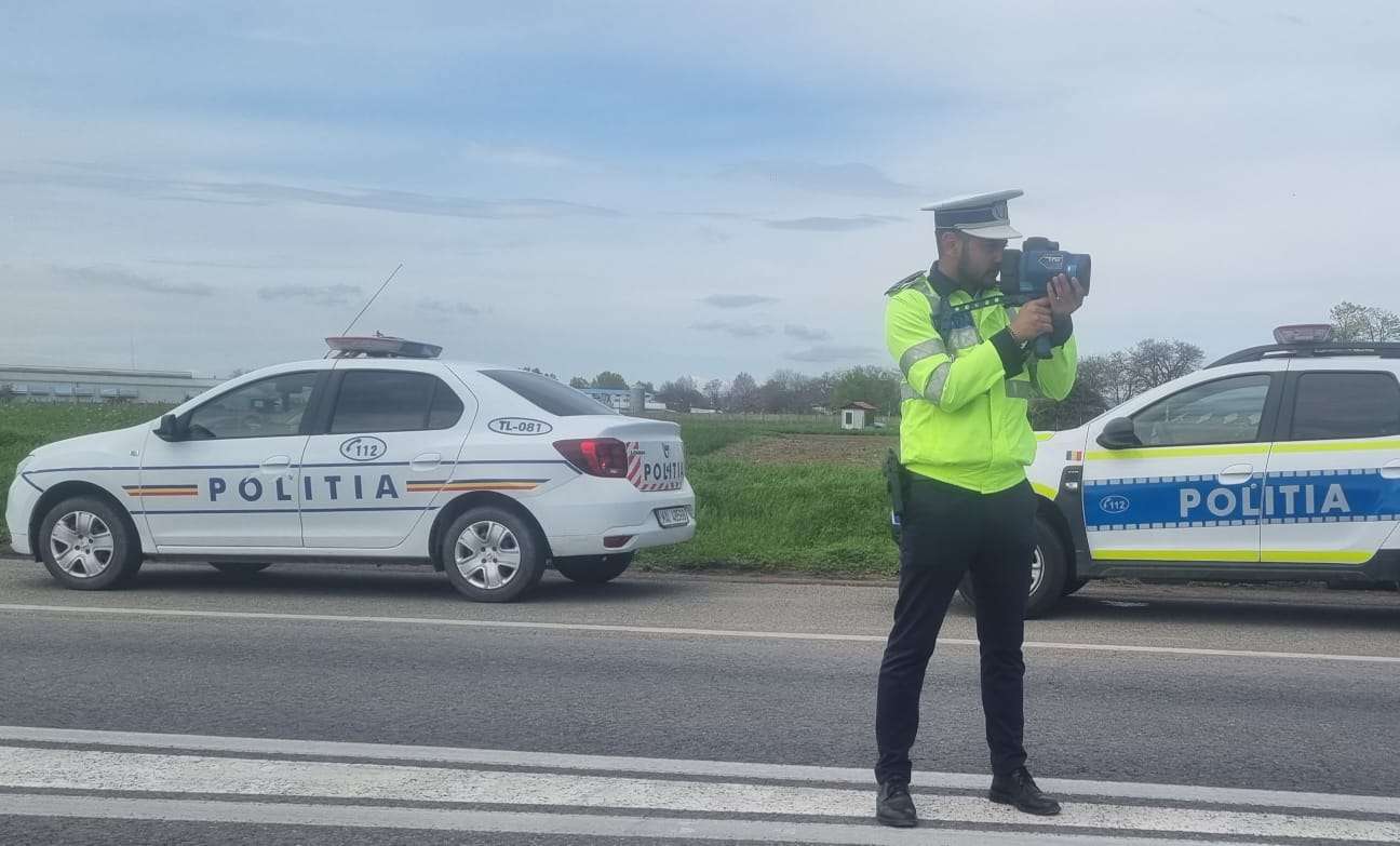 politie masini razie politist aparat radar foto ipj tulcea 2.jpeg