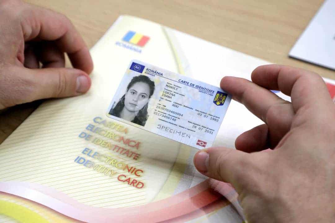 Cetățenii români pot solicita cartea electronică de identitate începând de joi