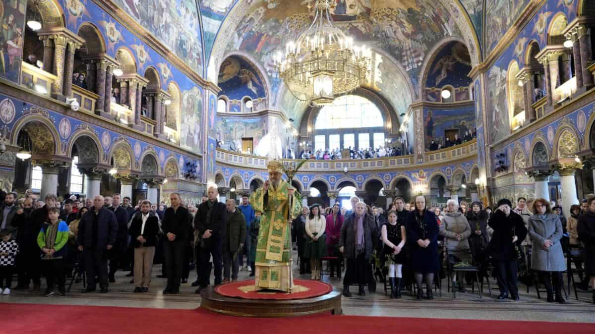 Floriile și paradoxul credinței între bucurie și suferință în săptămâna mare