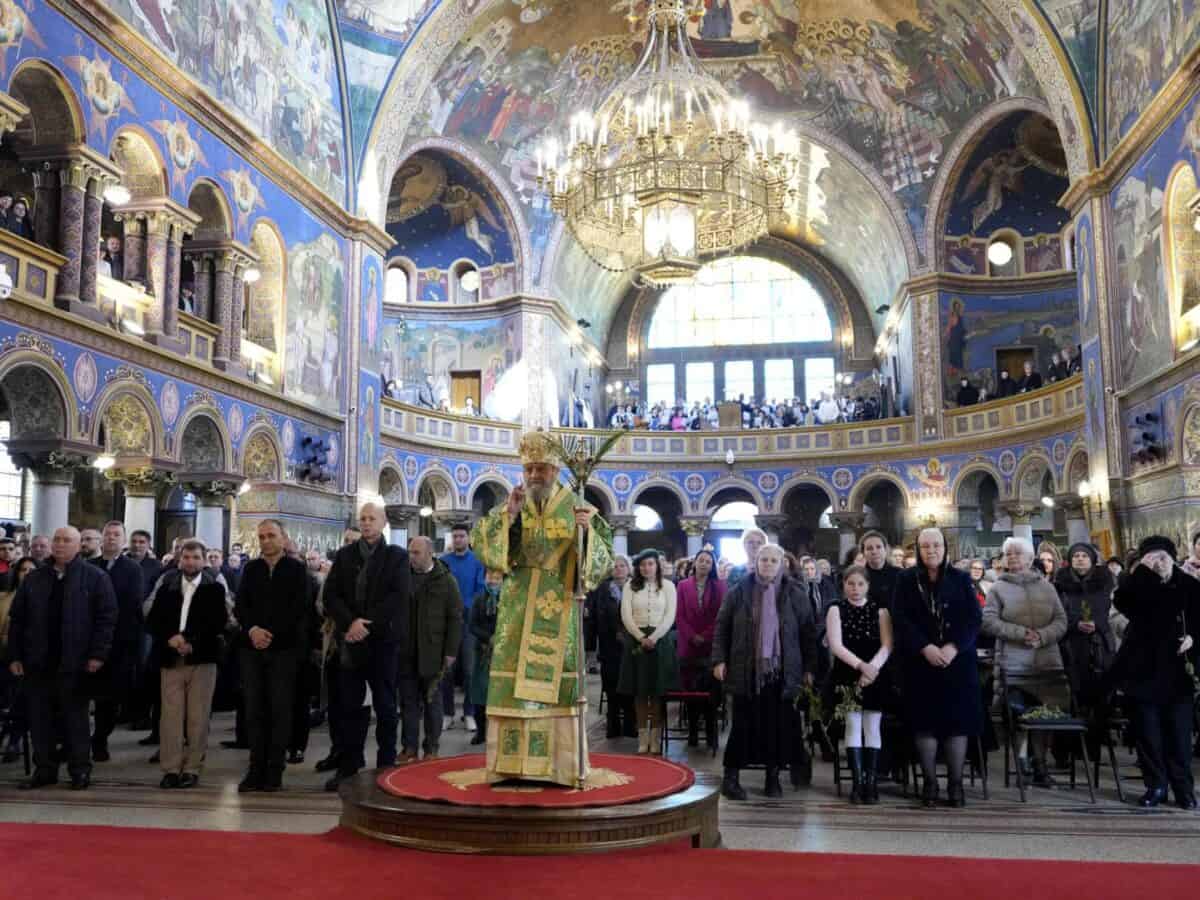 Floriile și paradoxul credinței între bucurie și suferință în săptămâna mare