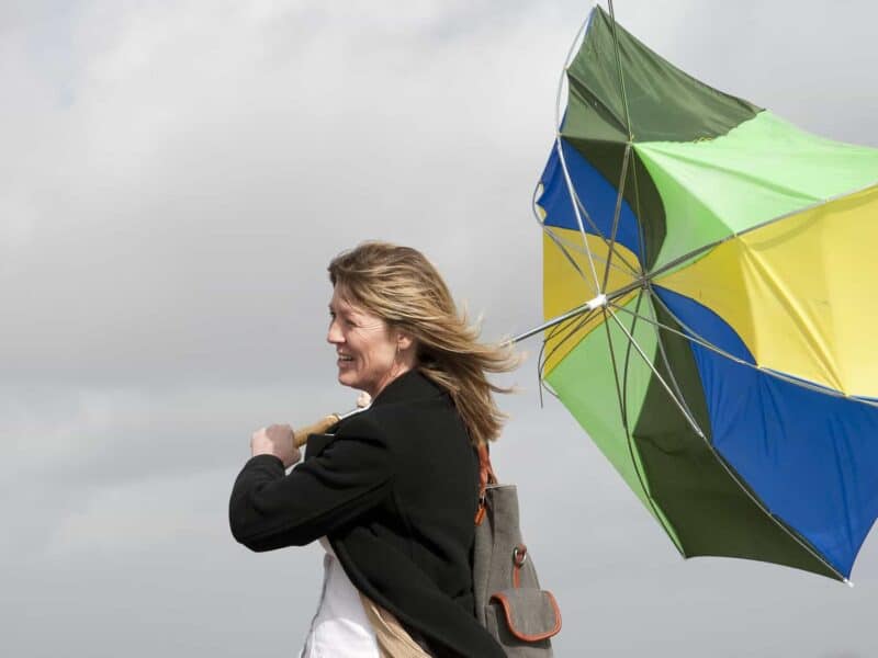 Meteorologii anunță Cod galben de vânt puternic și vreme severă în mai multe regiuni din România