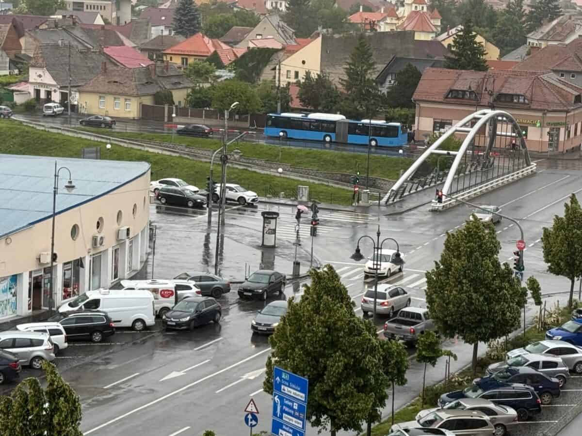 Averse torențiale și rafale de vânt anunțate de meteorologi pentru următoarele zile