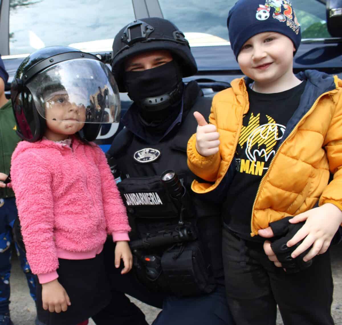 foto 1 jandarmi si copii