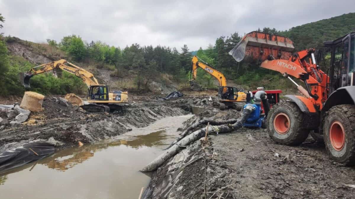 Pompierii luptă neobosit pentru a evacua apa din galeriile Salinei Praid după inundațiile severe