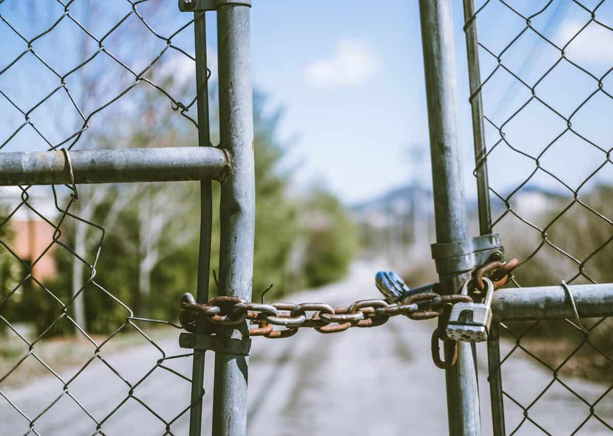 Auditul arată că mii de firme din România se concentrează pe puține adrese cu datorii mari