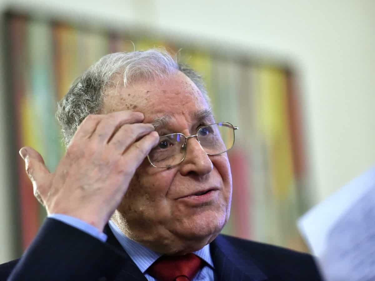 Ion Iliescu rămâne internat în terapie intensivă cu starea staționară, anunță medicii