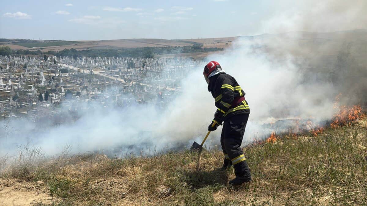 poza incendiu cimitir deschidere