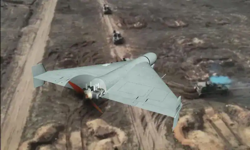 UAV de supraveghere în zbor peste teren agricol teren agricol în Tulcea, România.