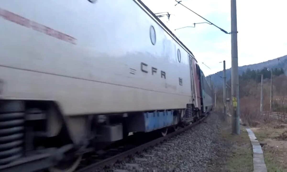 Furtuna blochează trenurile și avariază linii feroviare în zona Brașov
