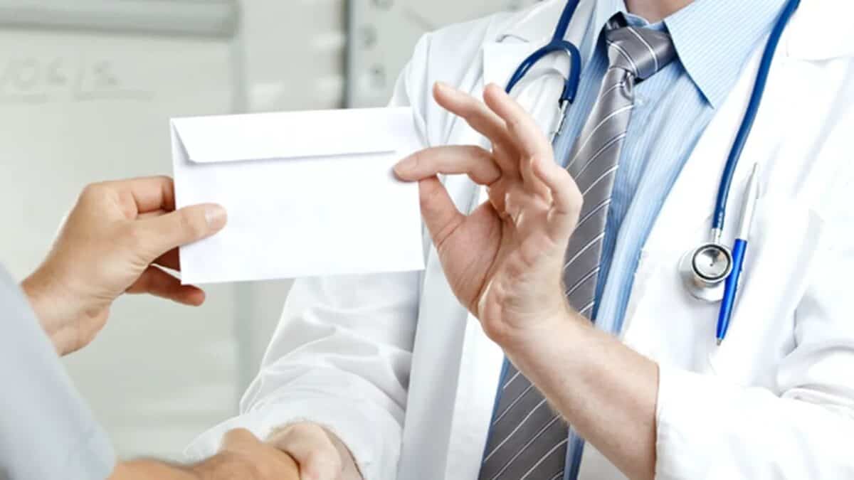 Medic primar din Vâlcea prins în flagrant pentru mită și documente medicale false