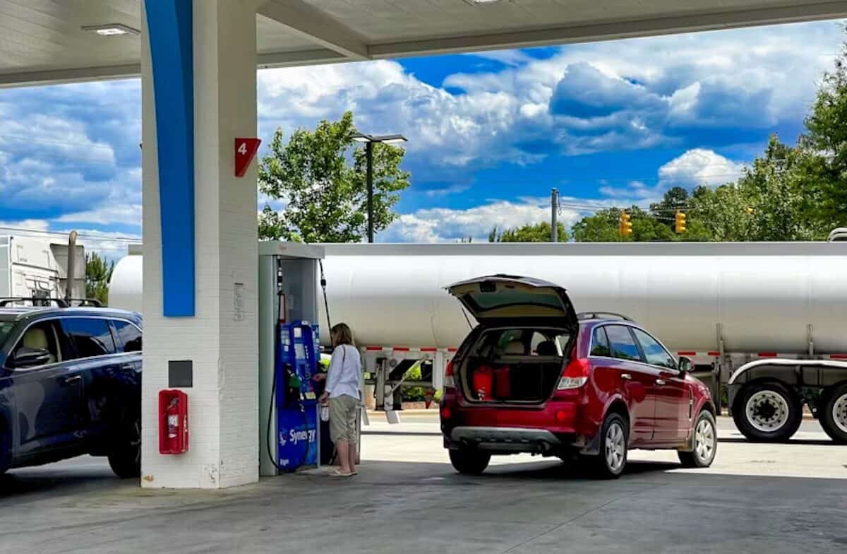 Premierul Bolojan anunță creșterea accizelor pentru băuturi alcoolice și combustibili