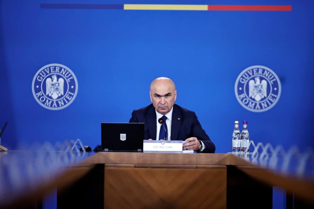 Premierul Bolojan adoptă măsuri fiscale radicale dar amână reforma administrației publice