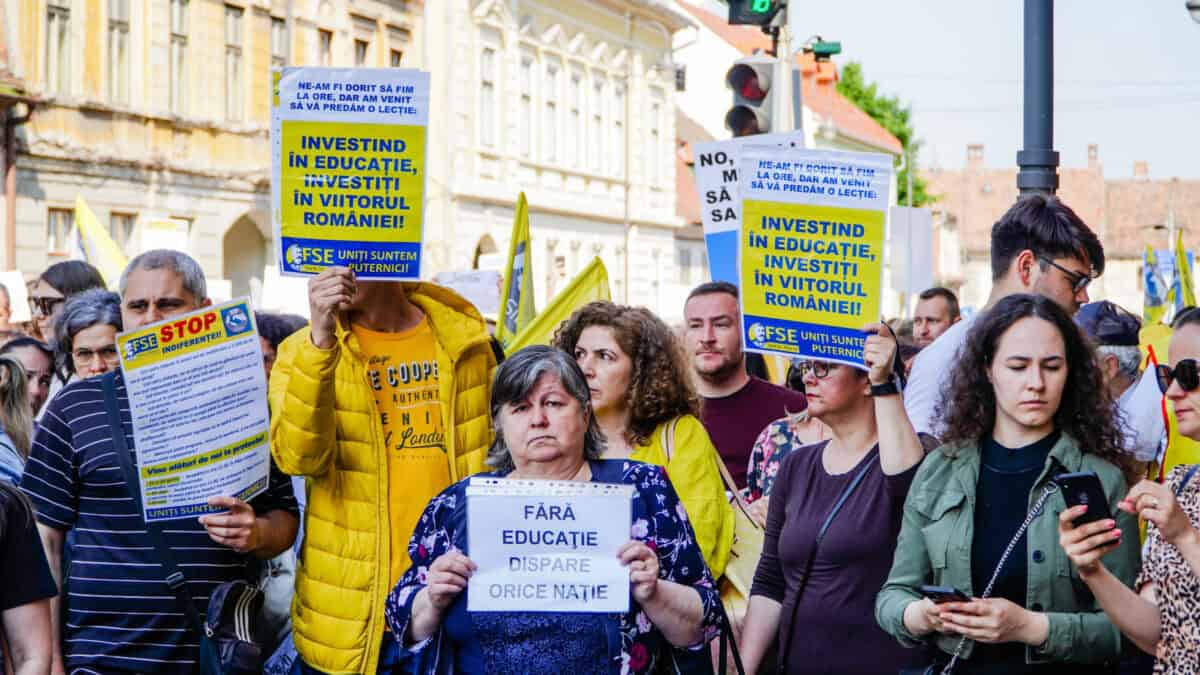 Sindicaliștii din educație continuă protestele după întâlnirea cu prim-ministrul Bolojan