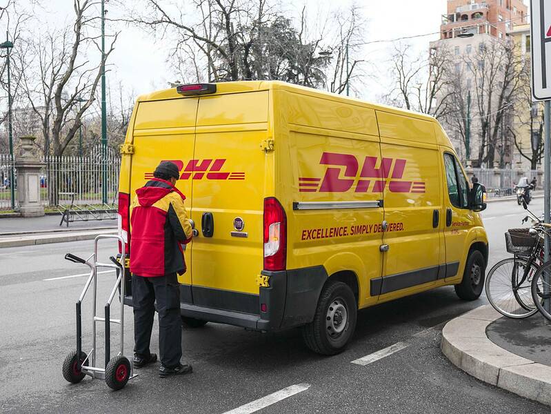 DHL Express anunță majorarea tarifelor cu 6,9% în România începând din 2026