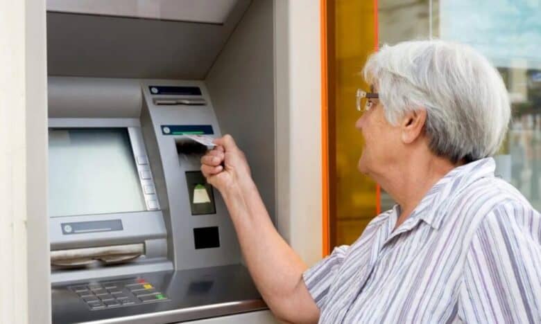 Ministrul Muncii susține plata pensiilor pe card pentru reducerea costurilor poștale