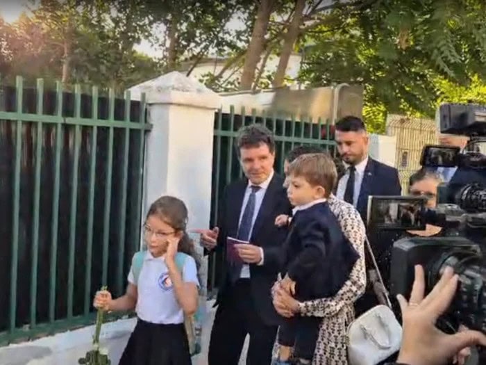 Nicușor Dan își însoțește copilul la școală în prima zi de an școlar