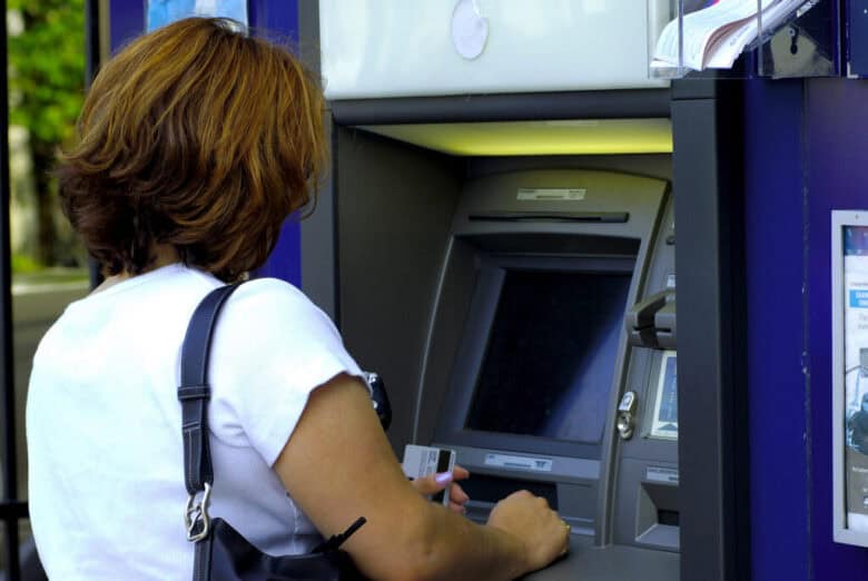 Câștigul salarial mediu brut a scăzut în august 2025 cu 199 lei comparativ cu luna precedentă