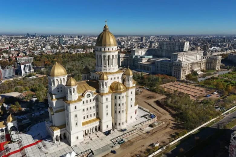 Catedrala Națională îmbină tradiția ortodoxă cu tehnica modernă într-un edificiu grandios