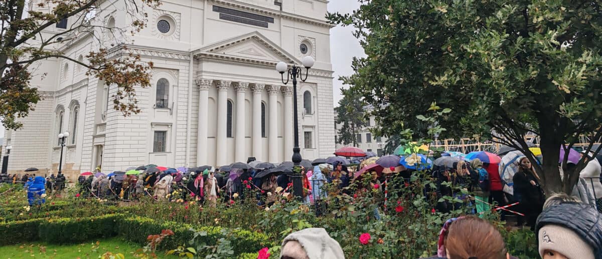 Moaștele Sfintei Parascheva atrag sute de mii de pelerini la Iași de hramul său