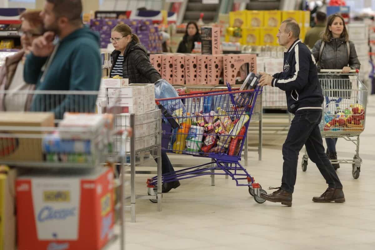 Traiul decent pentru o familie cu doi copii a ajuns la 11.370 de lei pe lună