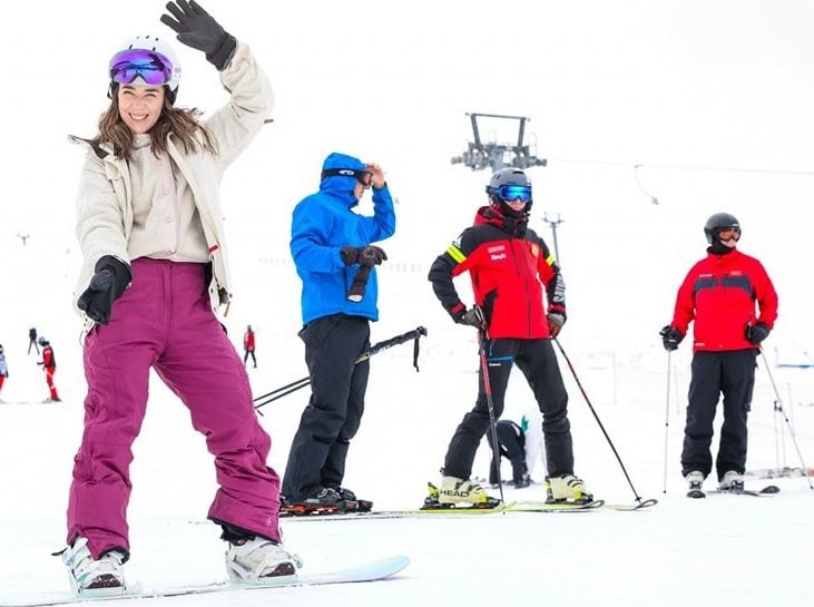 Creșterea prețurilor echipamentelor de schi în România în 2025 atrage atenția schiorilor