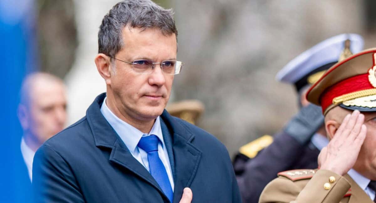 Ionuț Moșteanu și-a anunțat demisia din funcția de ministru al Apărării în urma scandalului academic