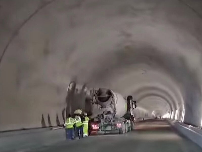 Progres important pe autostrada Sibiu–Pitești cu finalizarea turnării betonului în tunelul Momaia