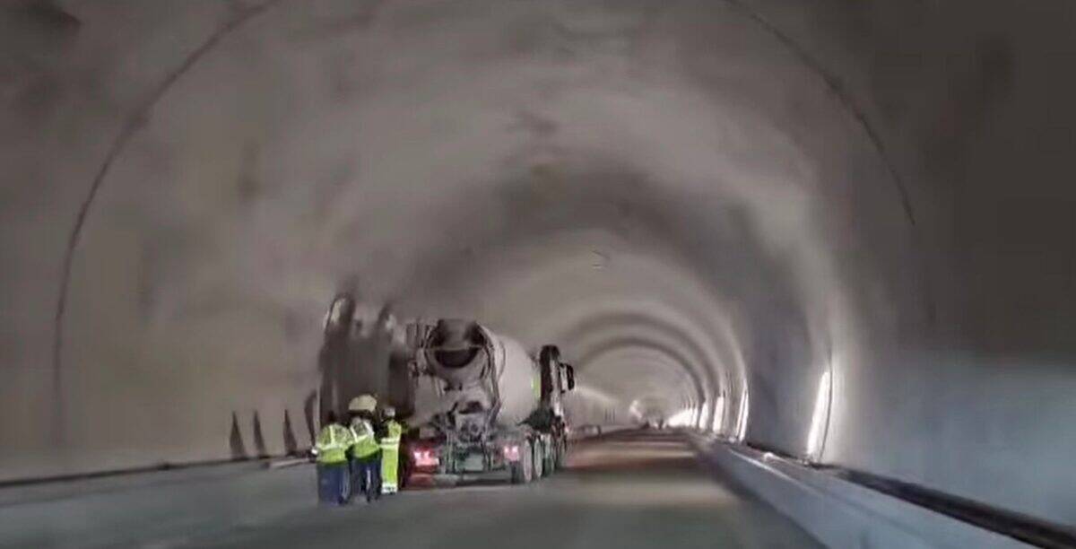 Proiectul autostrăzii Sibiu-Pitești avansează rapid cu 550 de muncitori mobilizați