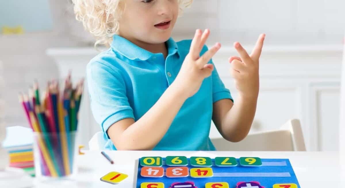 Studiul elvețian arată beneficiile numărării pe degete pentru dezvoltarea abilităților matematice ale copiilor
