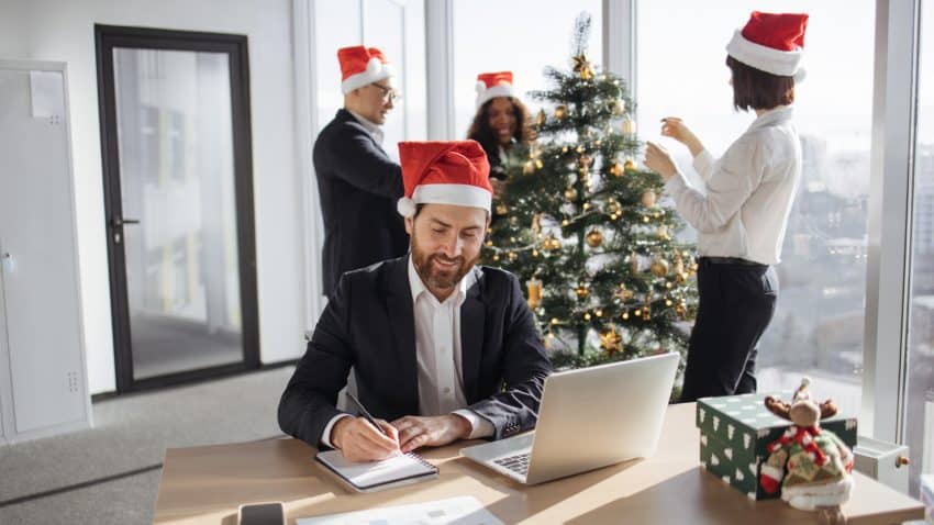 Companiile de stat din România oferă prime de Crăciun variate angajaților în 2025