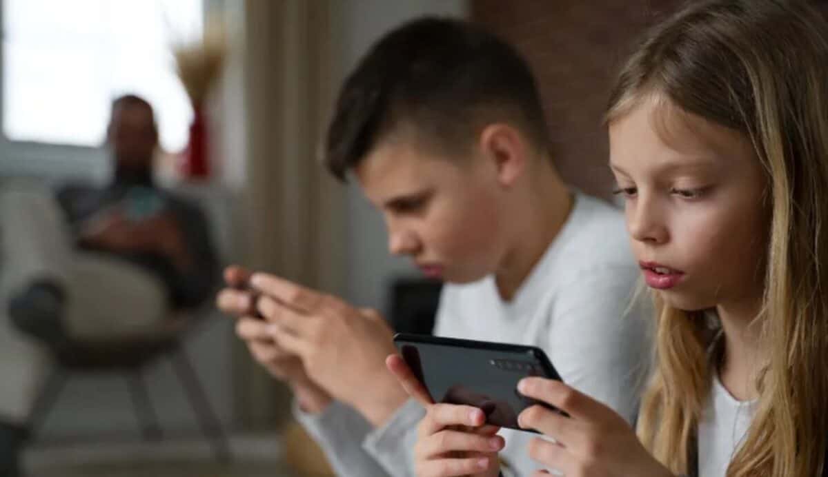 Arafat cere parlamentului să limiteze accesul minorilor la rețelele de socializare