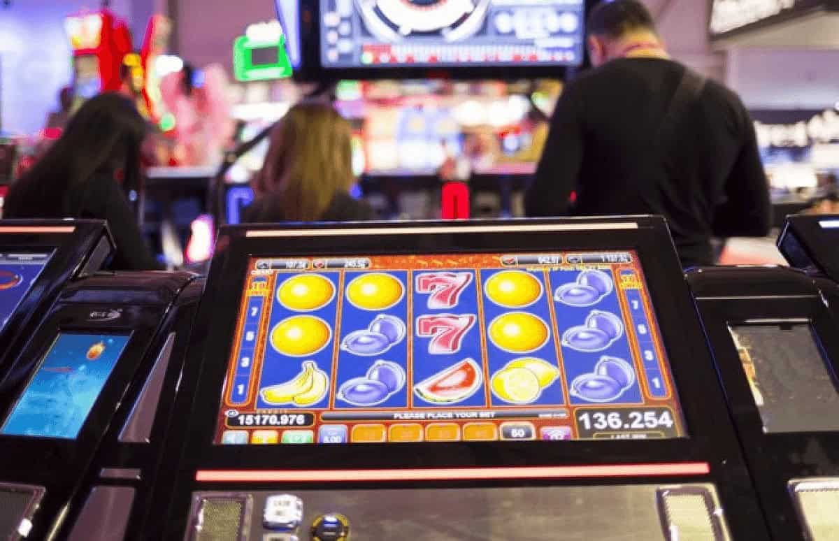 Consiliile locale din România primesc puteri pentru reglementarea sălilor de jocuri de noroc