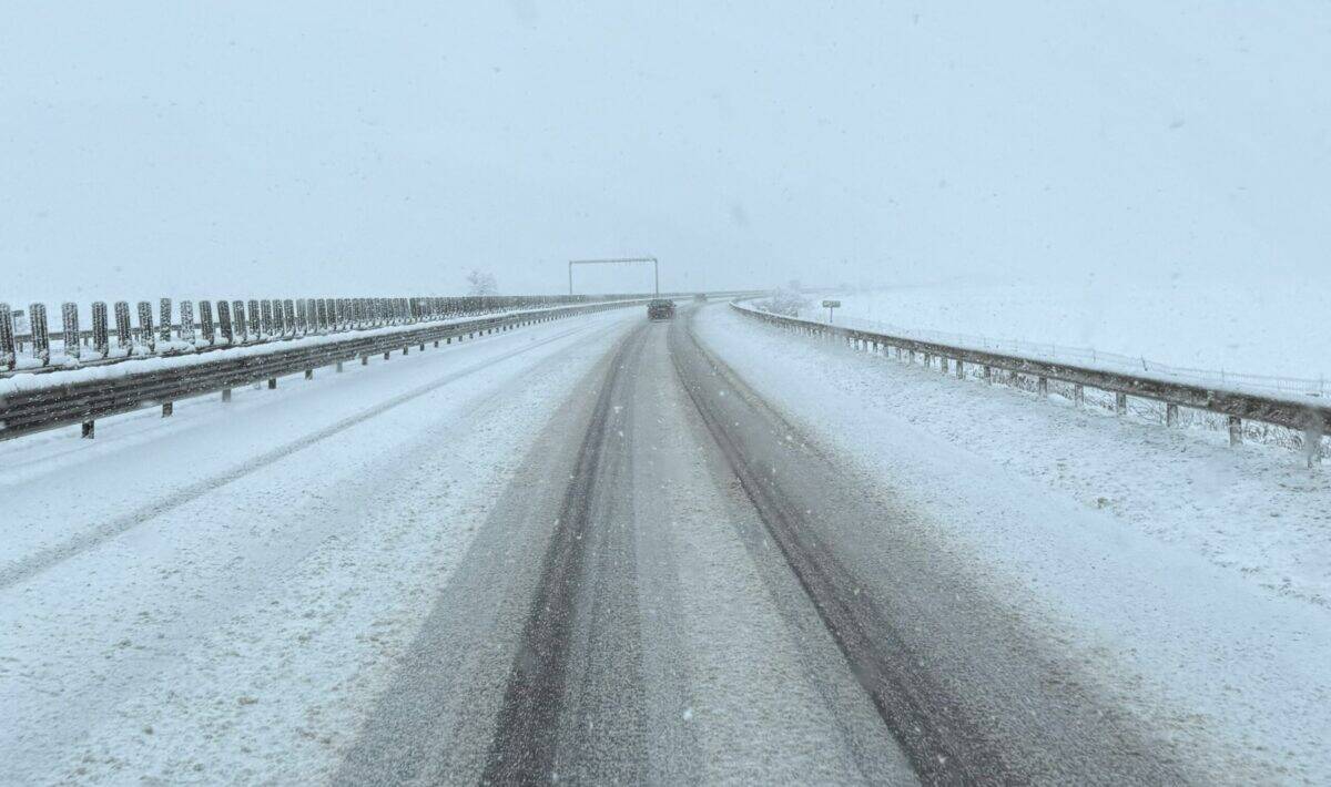 Traficul rutier afectat de ninsori abundente în toată țara și restricții pe mai multe drumuri