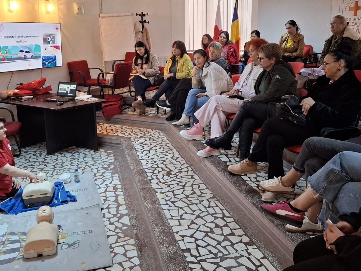 24 de angajați din educație, pregătiți pentru situații de urgență la Tulcea. Curs de prim ajutor organizat de Crucea Roșie / foto