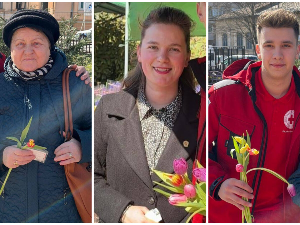 Flori și mărțișoare pentru femeile din Tulcea. Voluntarii Crucii Roșii au sărbătorit 150 de ani de activitate umanitară / foto